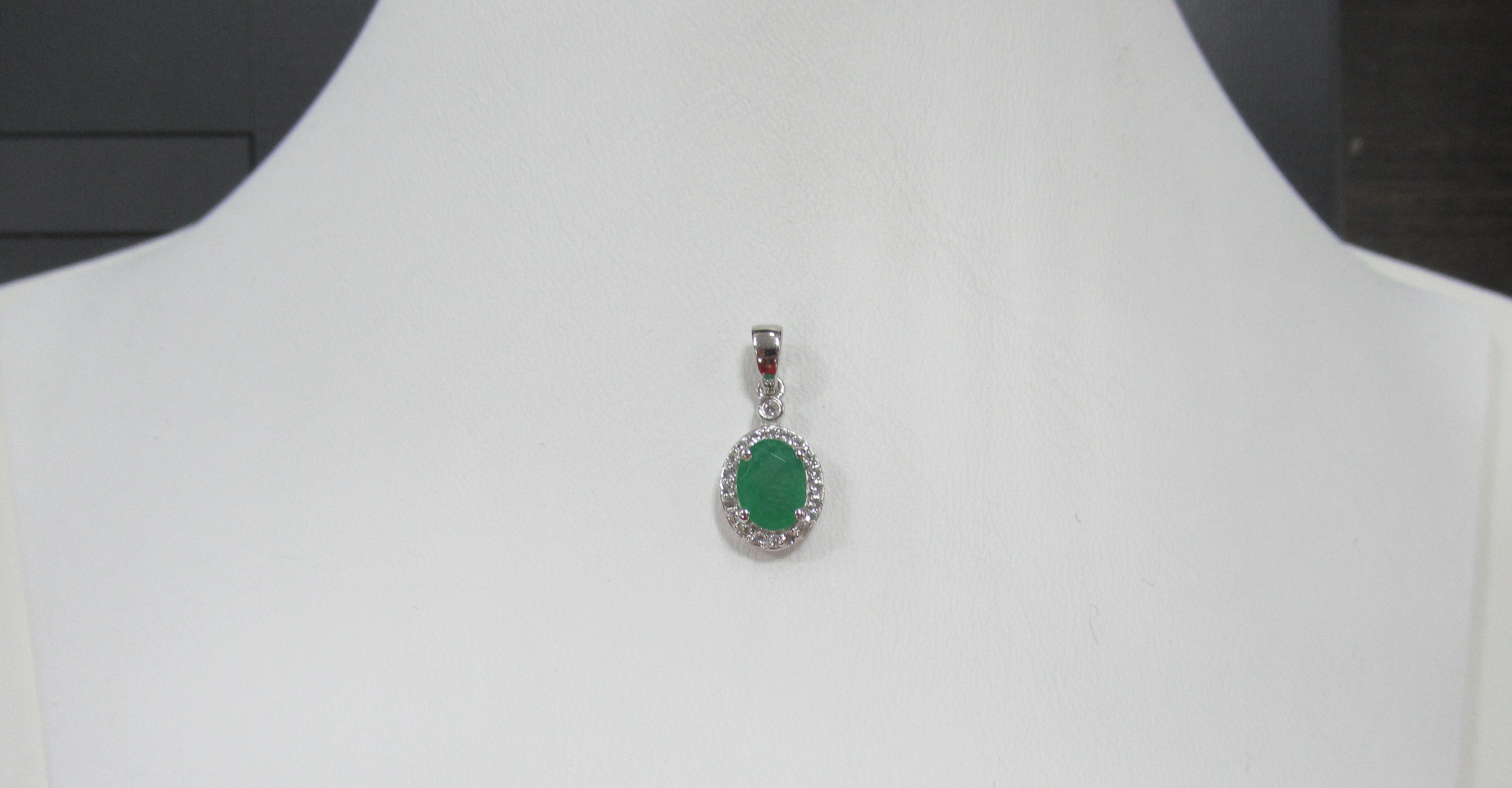 Серебряная подвеска с изумрудом